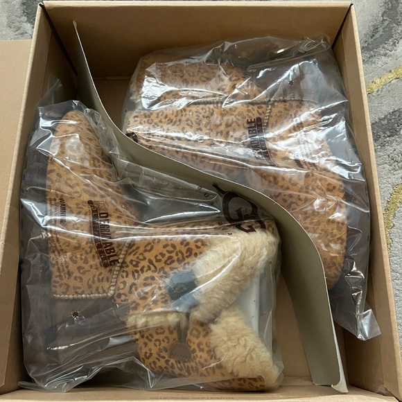 UGG AUSTRALIA Bailey Button Novelty - Picture 5 of 5